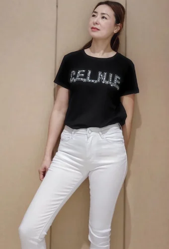 mujer con camiseta negra y pantalón blanco