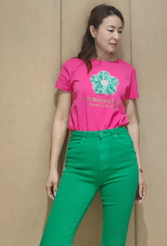 Mujer con camiseta rosa y pantalón verde