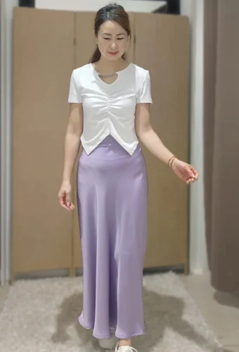 Mujer con camisa blanca y falda morada