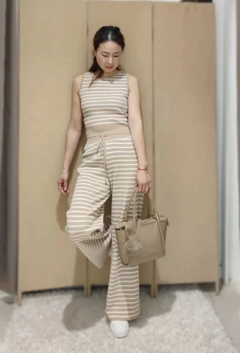 mujer con bolso y camiseta y pantalón a rayas