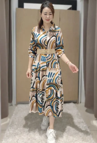 mujer con vestido estampado