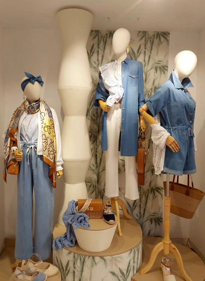 Escaparate con maniquí con prendas vaqueras
