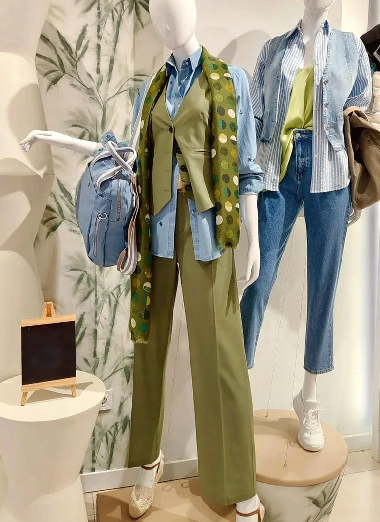 maniquis en escaparate con prendas tonos vaqueros y verdes