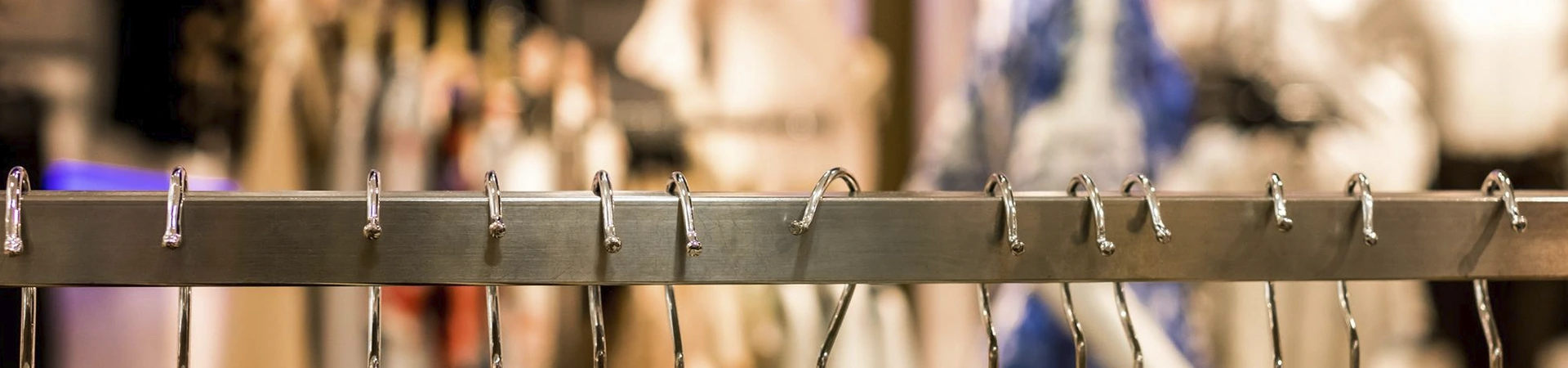 Barra con colgadores con fondo de estantería ropa