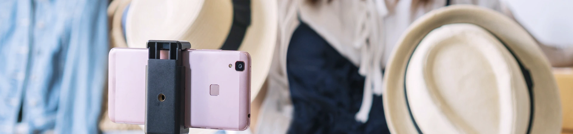 manos sujetando móvil y tarjeta de crédito